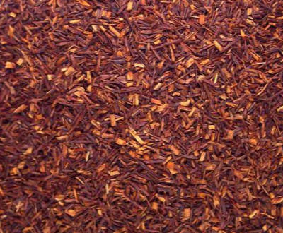 Die Abbildung präsentiert eine Nahaufnahme des Rooibos-Tees.